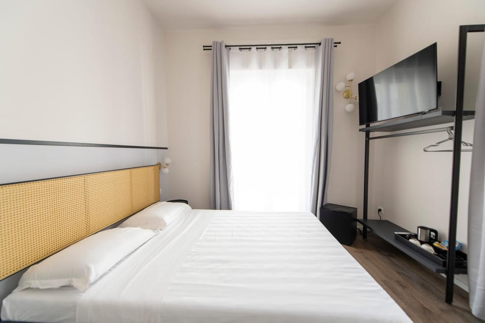 Bed, TV and multimedia, Photo of the whole room, Bedroom