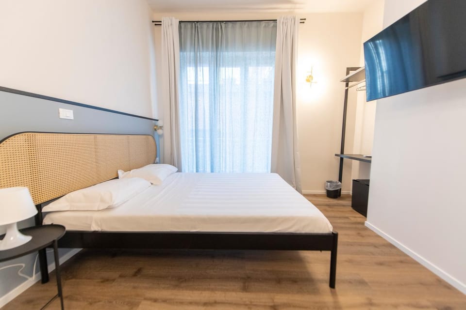 Bed, TV and multimedia, Photo of the whole room