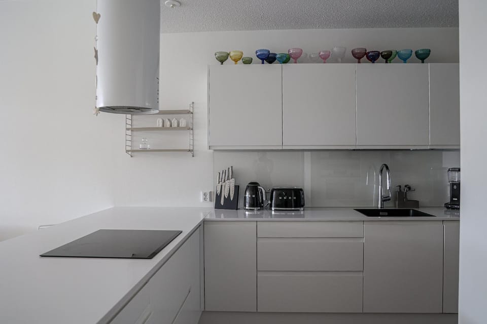 Coffee/tea facilities, Kitchen or kitchenette, stove