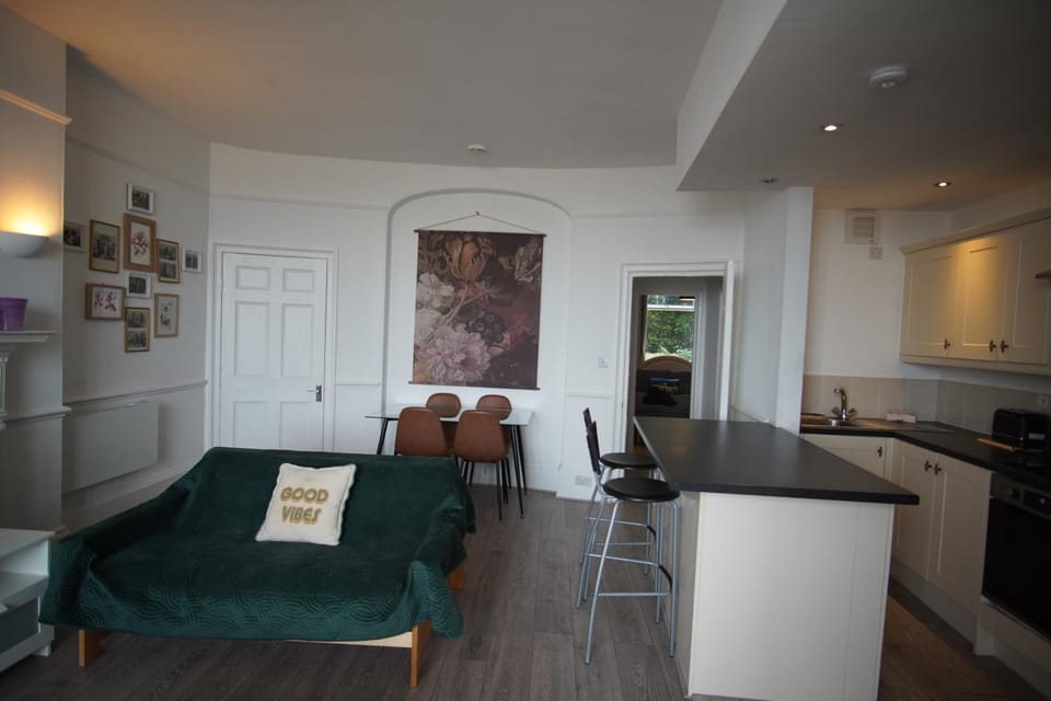 Two bedroom ground floor sea view apartment Apartment in Hastings