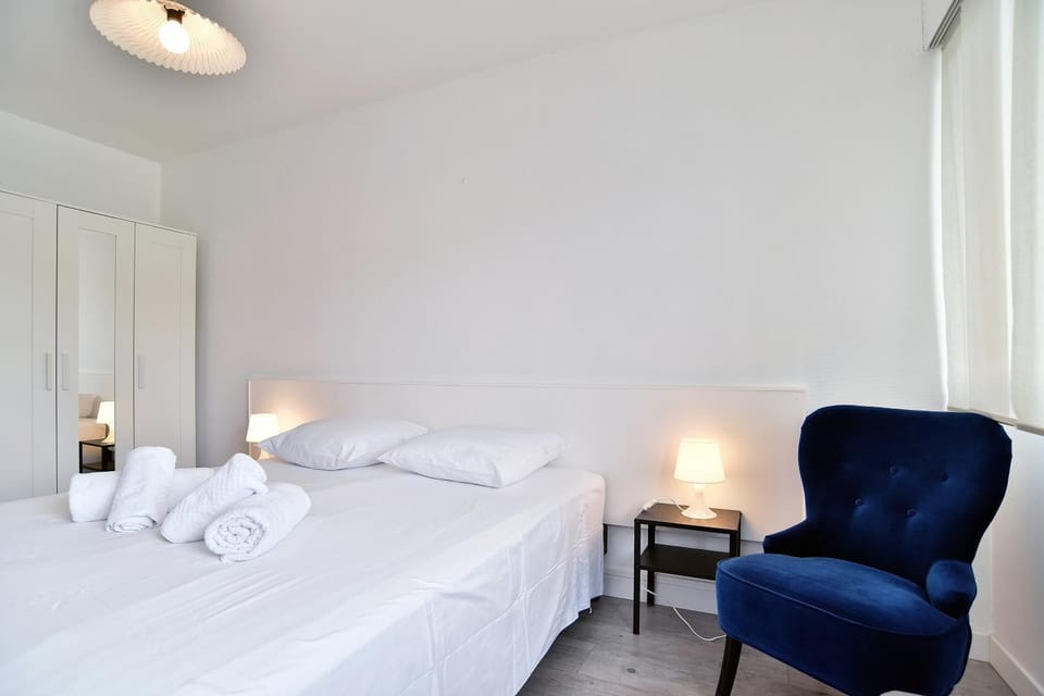 Photo of the whole room, Bedroom