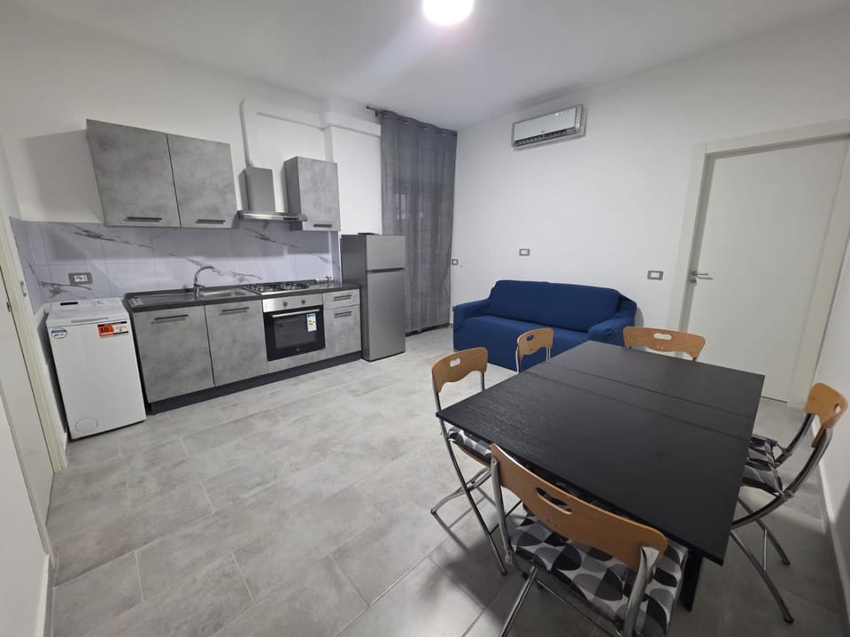 Kitchen or kitchenette, Dining area, oven, stove