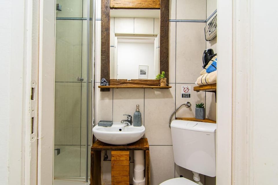 Shower, Toilet, Bathroom, On site, towels