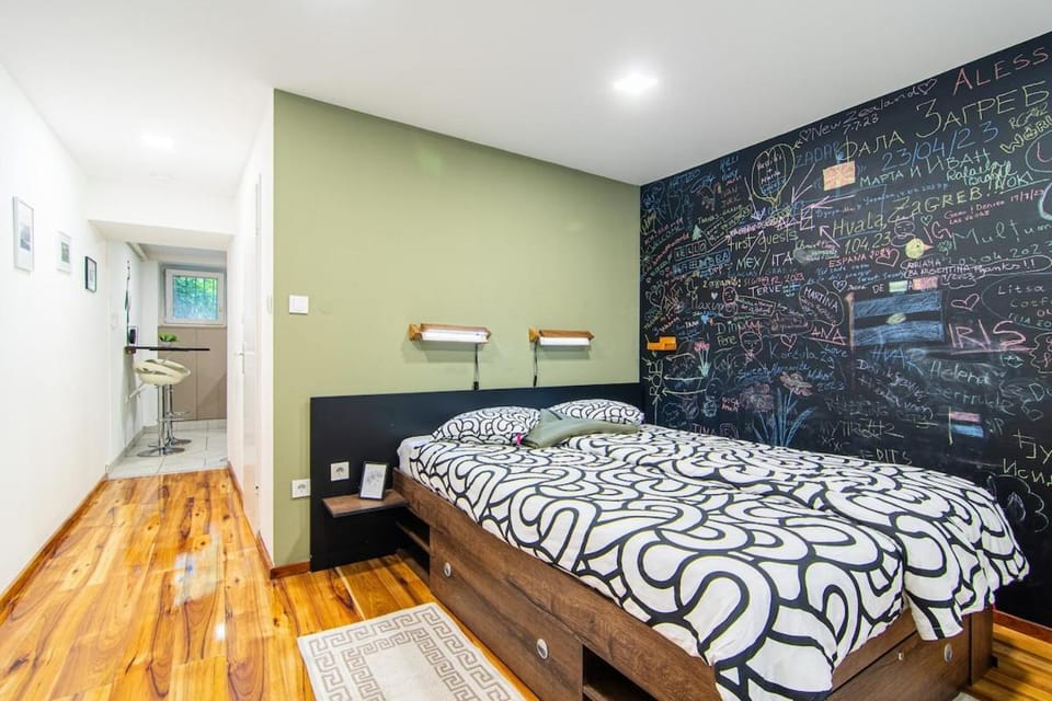 Bed, Photo of the whole room, Decorative detail, Seating area, Bedroom