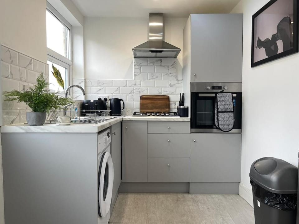 Kitchen or kitchenette, oven, stove, washing machine