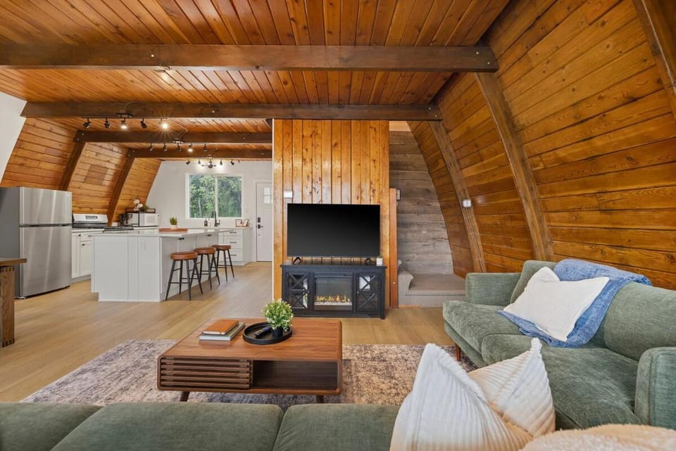 Cozy Mtn Cabin - Epic Views - Hot Tub - Fire Pit Cabin in Wasatch County