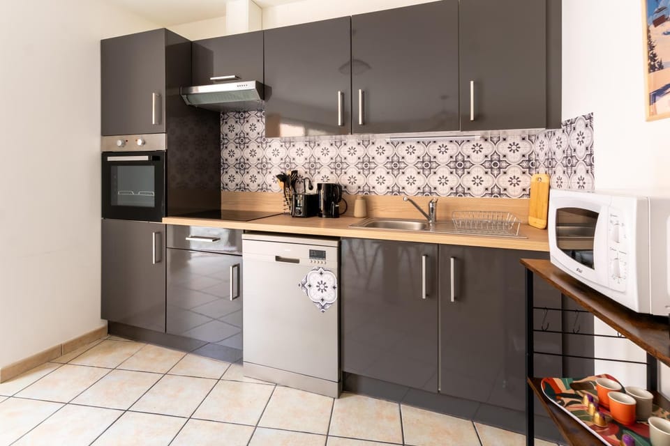 Coffee/tea facilities, Kitchen or kitchenette, dishwasher, oven, stove