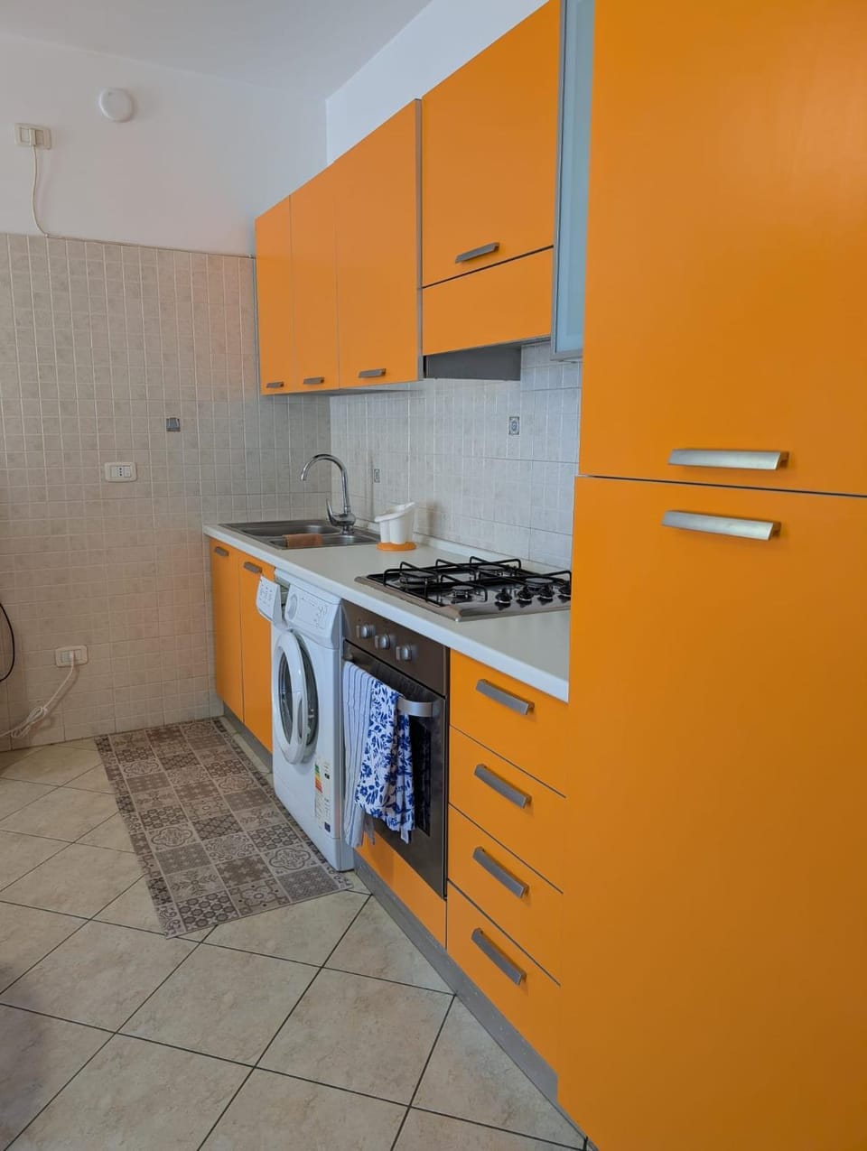 Kitchen or kitchenette, oven, stove, washing machine