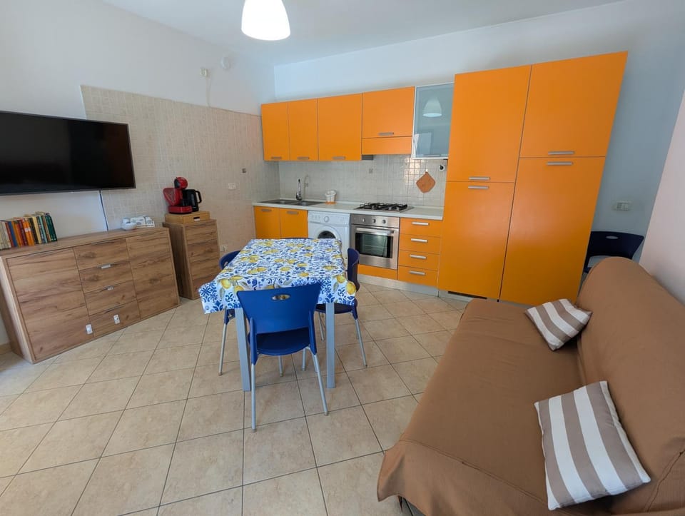 TV and multimedia, Kitchen or kitchenette, Living room, Dining area, oven, stove