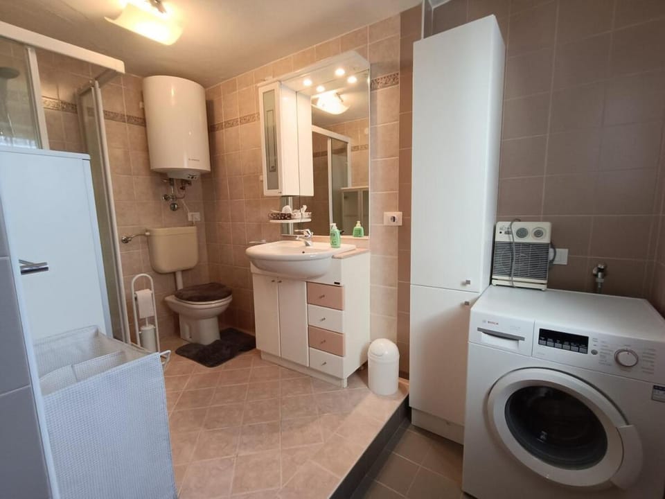 Shower, Toilet, Bathroom, towels, washing machine