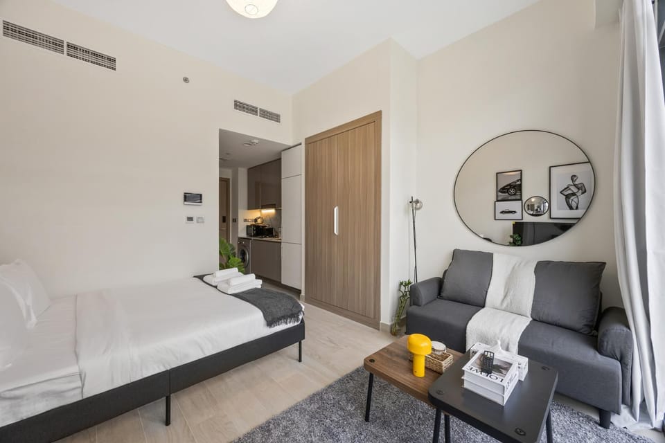 Bed, Hot Tub, TV and multimedia, Living room, Photo of the whole room, Seating area, Bedroom, towels