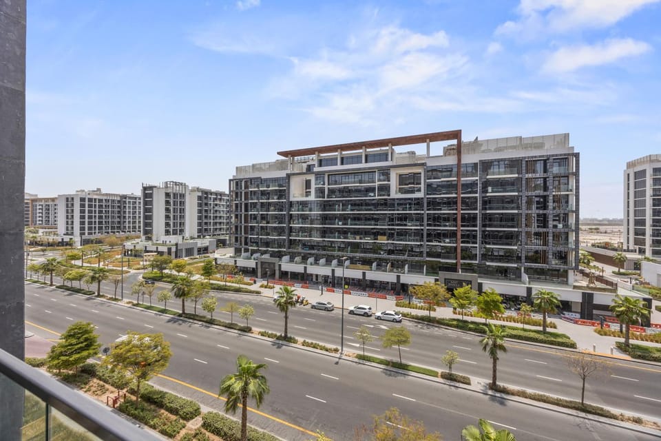 Property building, Day, Neighbourhood, City view, Street view, Location, Parking