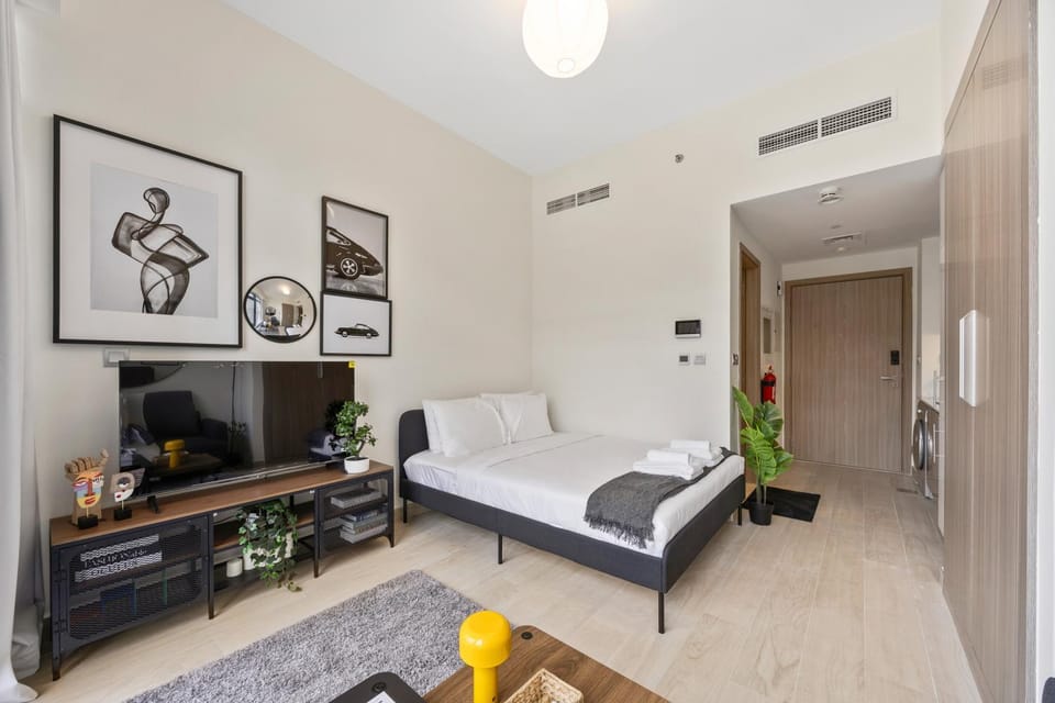 Bed, TV and multimedia, Living room, Photo of the whole room, Seating area, Bedroom, towels, air conditioner