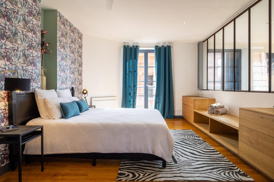 Photo of the whole room, Bedroom