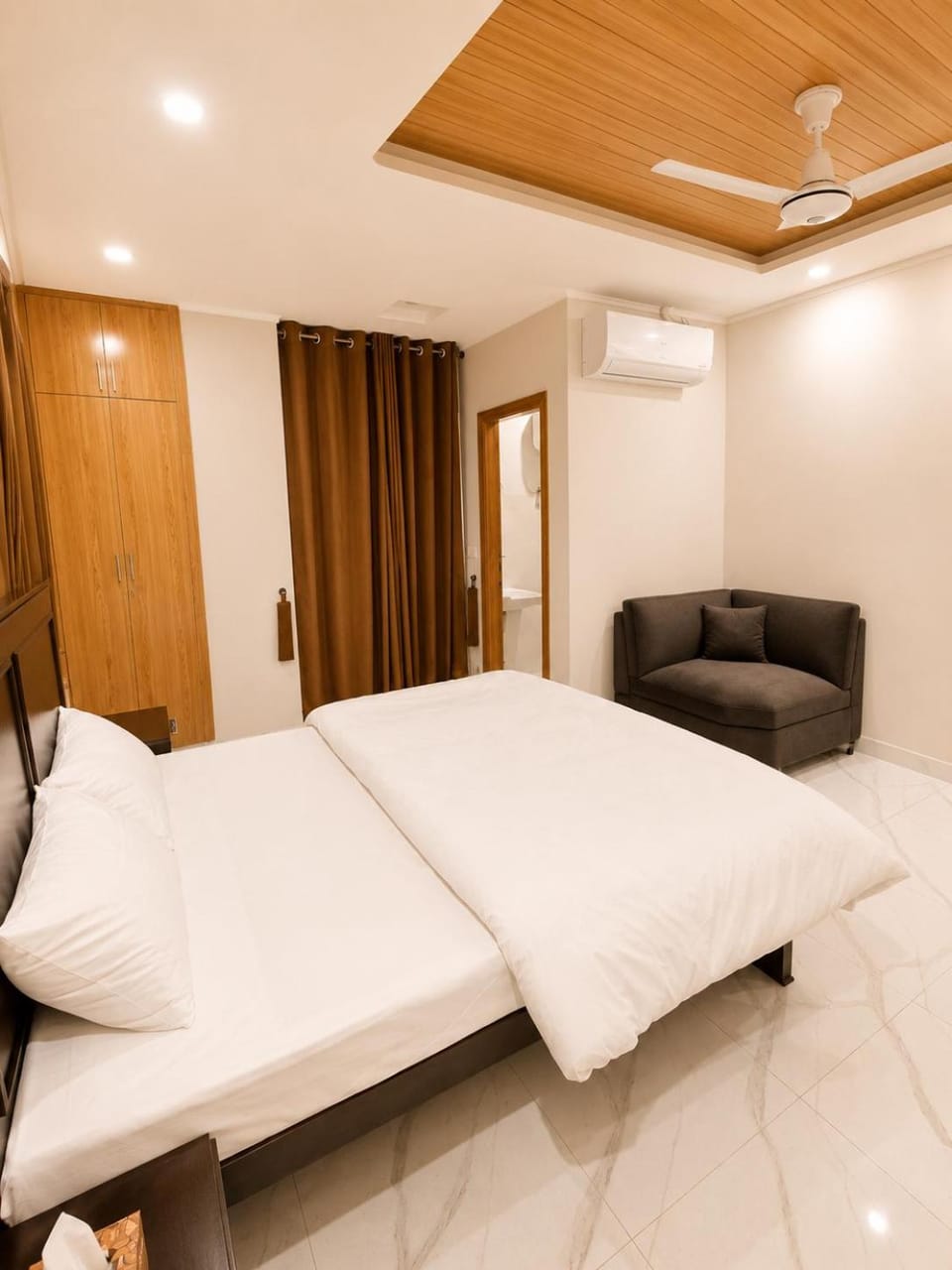 Bed, Photo of the whole room, Seating area, Bedroom, air conditioner