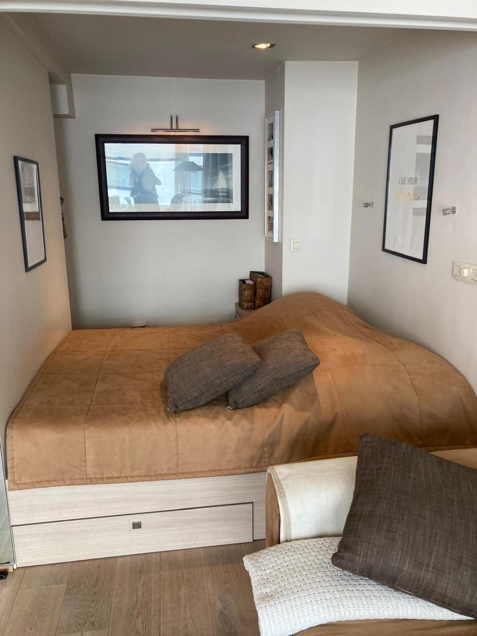 Bed, Photo of the whole room, Bedroom