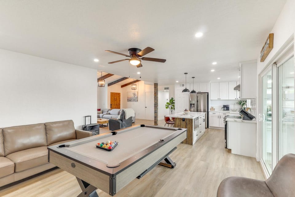 Poolside Relaxation: Group-Friendly Home in Havasu House in Lake Havasu City