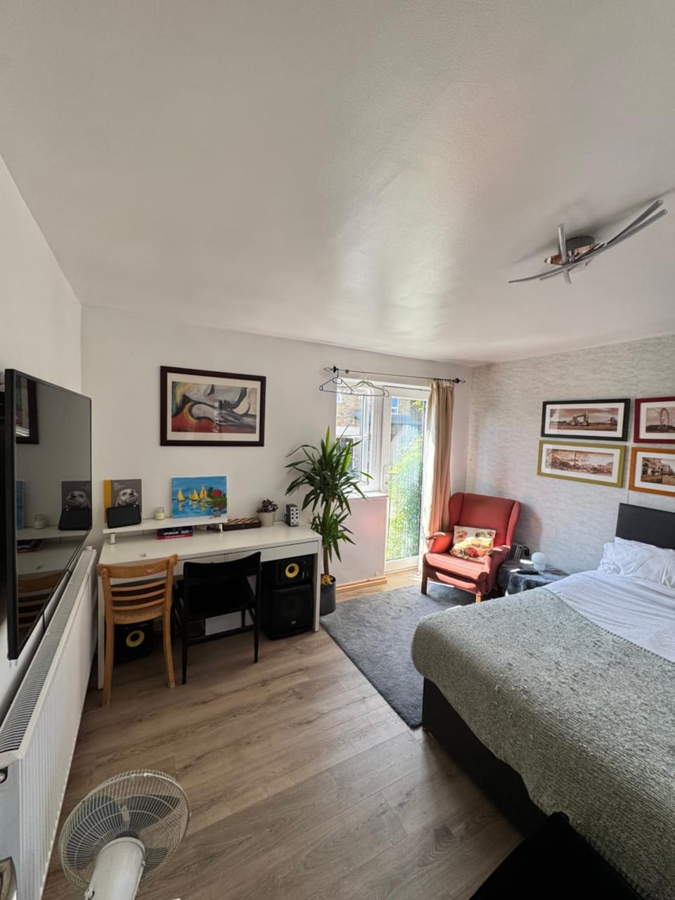 Bed, TV and multimedia, Seating area, Bedroom