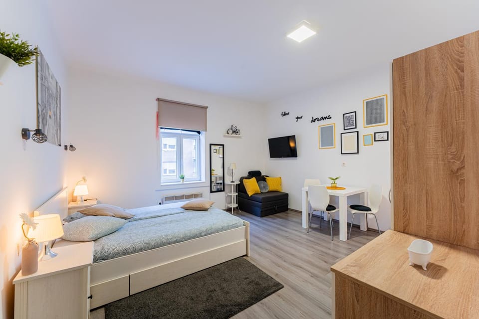 Bed, TV and multimedia, Living room, Photo of the whole room, Seating area, Bedroom, Family