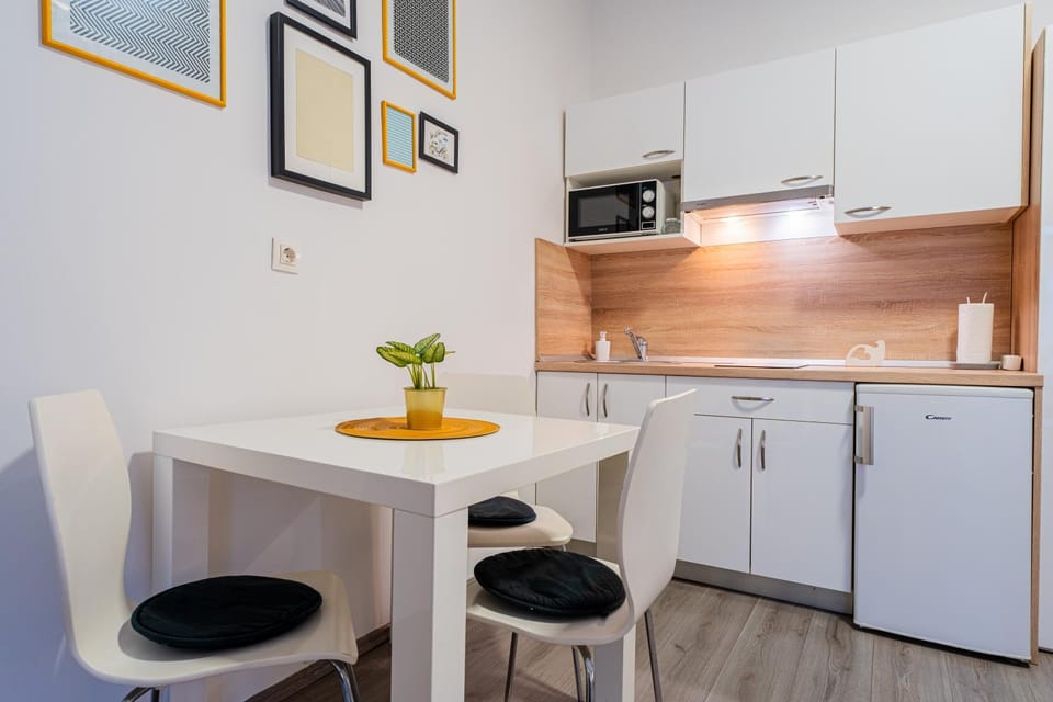 Kitchen or kitchenette, Seating area, Dining area, oven, stove