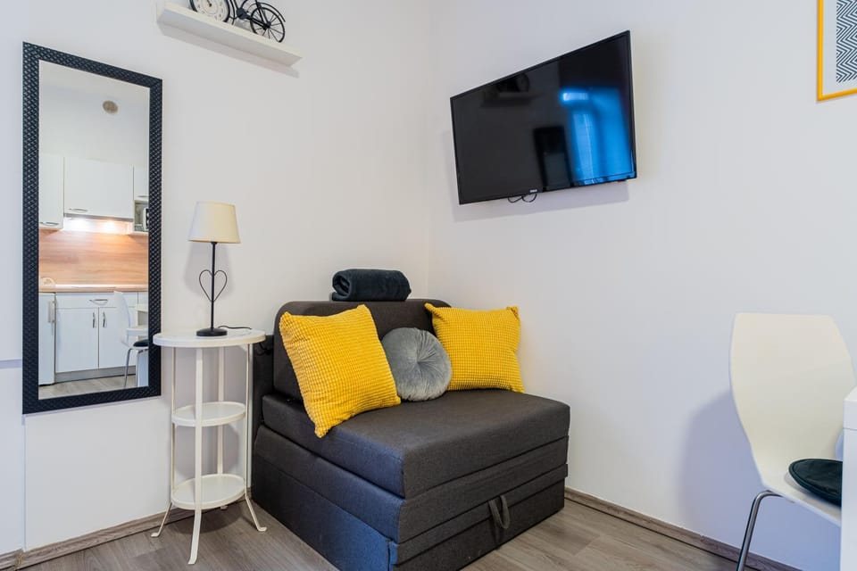 TV and multimedia, Living room, Seating area, kitchen, air conditioner