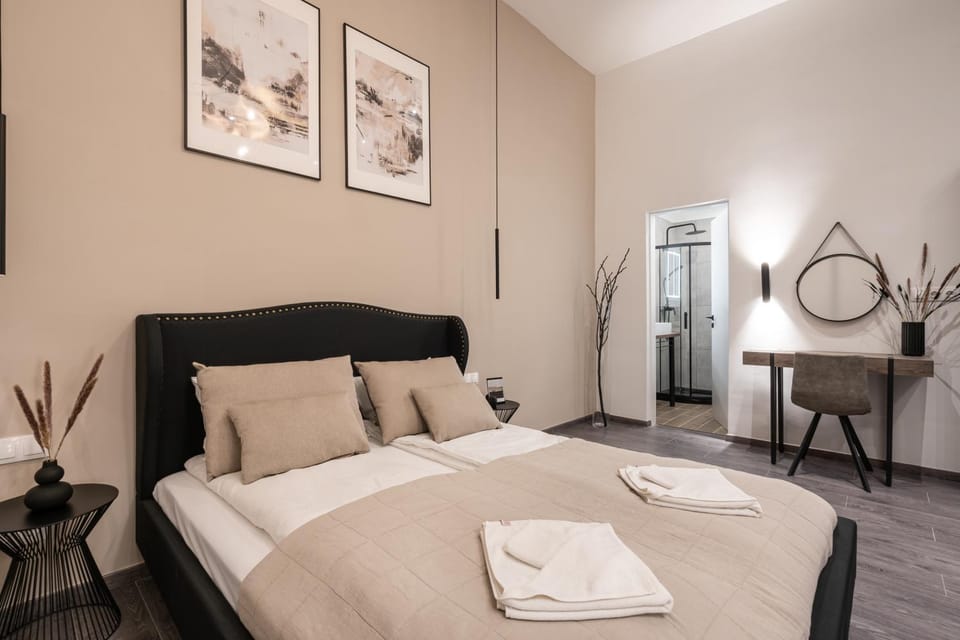 Bed, Photo of the whole room, Decorative detail, Seating area, Bedroom, internet, towels