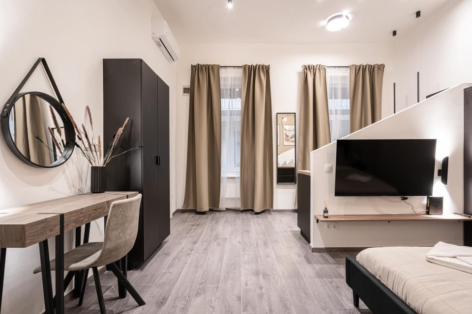 Bed, TV and multimedia, Living room, Photo of the whole room, Seating area, Evening entertainment, Bedroom, internet, wardrobe