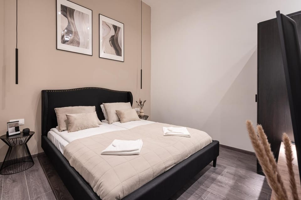 Bed, Photo of the whole room, Decorative detail, Bedroom, internet, towels
