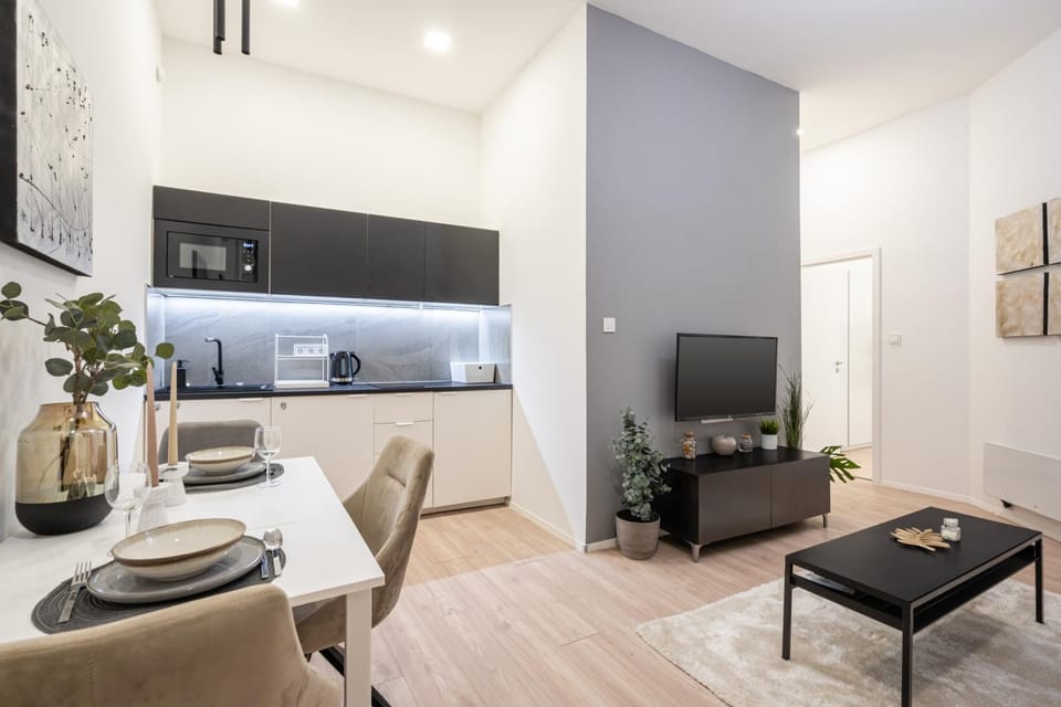 TV and multimedia, Coffee/tea facilities, Kitchen or kitchenette, Living room, Seating area, Dining area, microwave