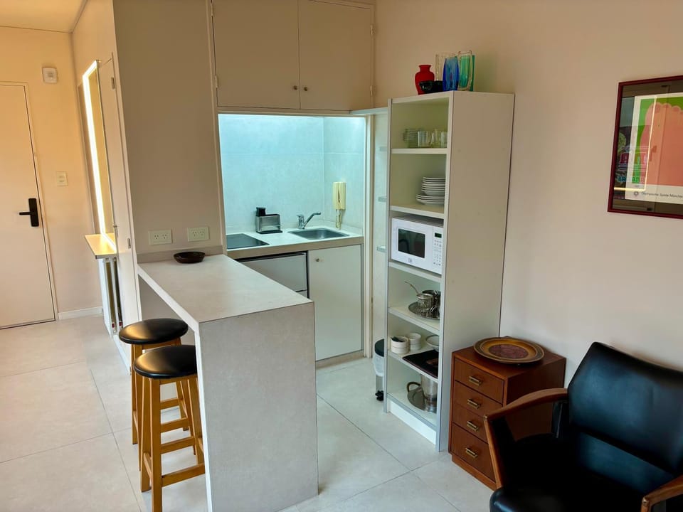 Kitchen or kitchenette, Dining area, minibar, stove