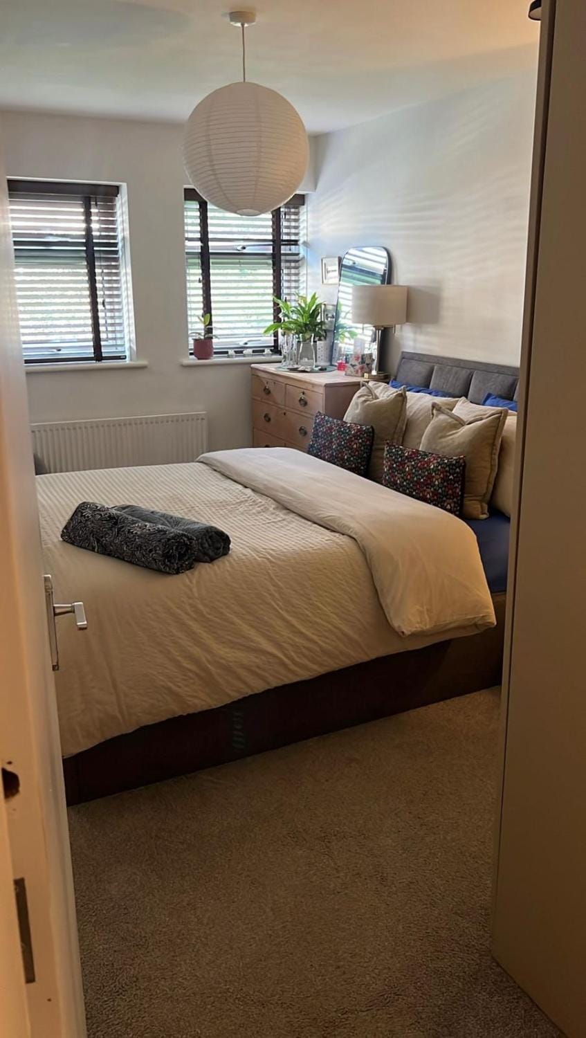 Room at Wallington Green room for professionals, near station, 30 min to London Bridge, 27 min to LDN Victoria Apartment in Croydon
