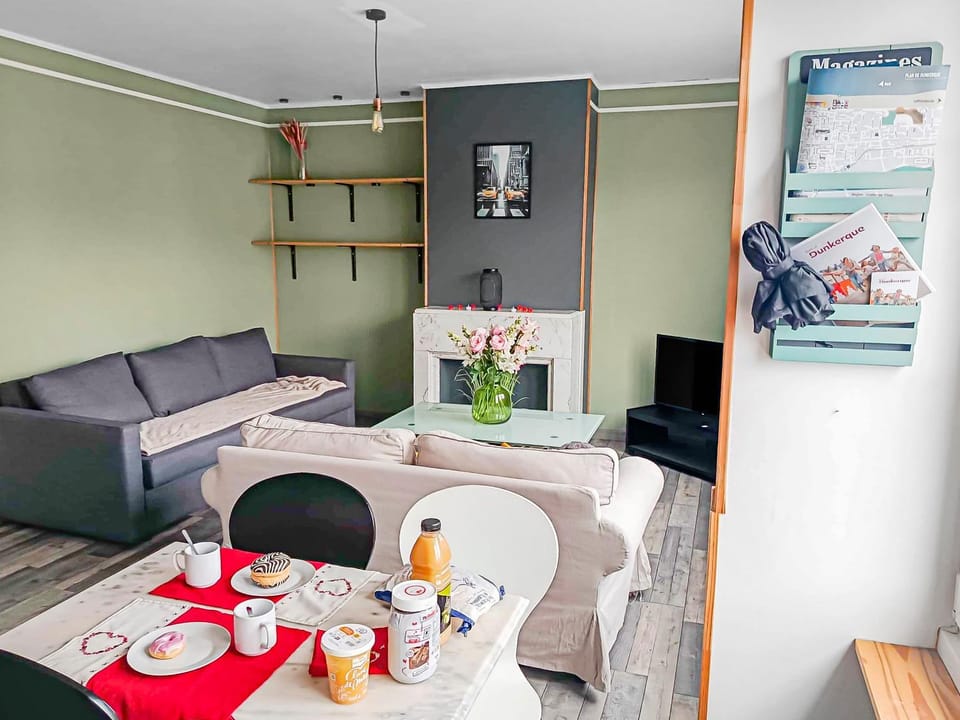 Day, Living room, Seating area, Dining area, stove, kitchen