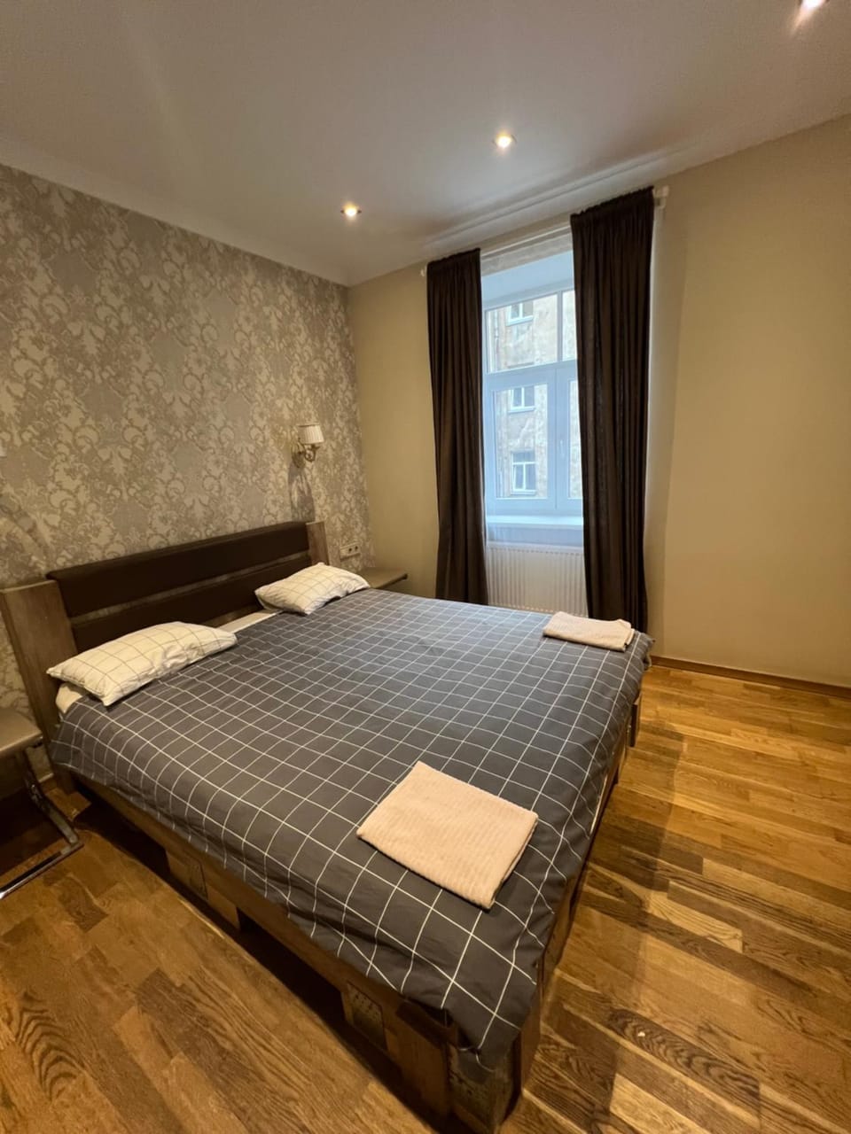 Bed, Bedroom, towels