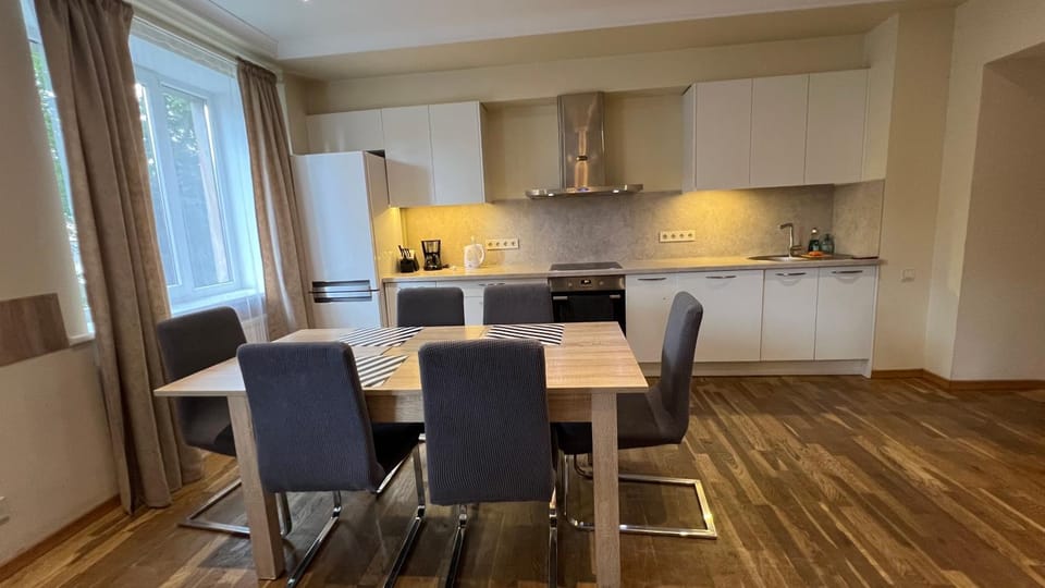 Kitchen or kitchenette, Dining area