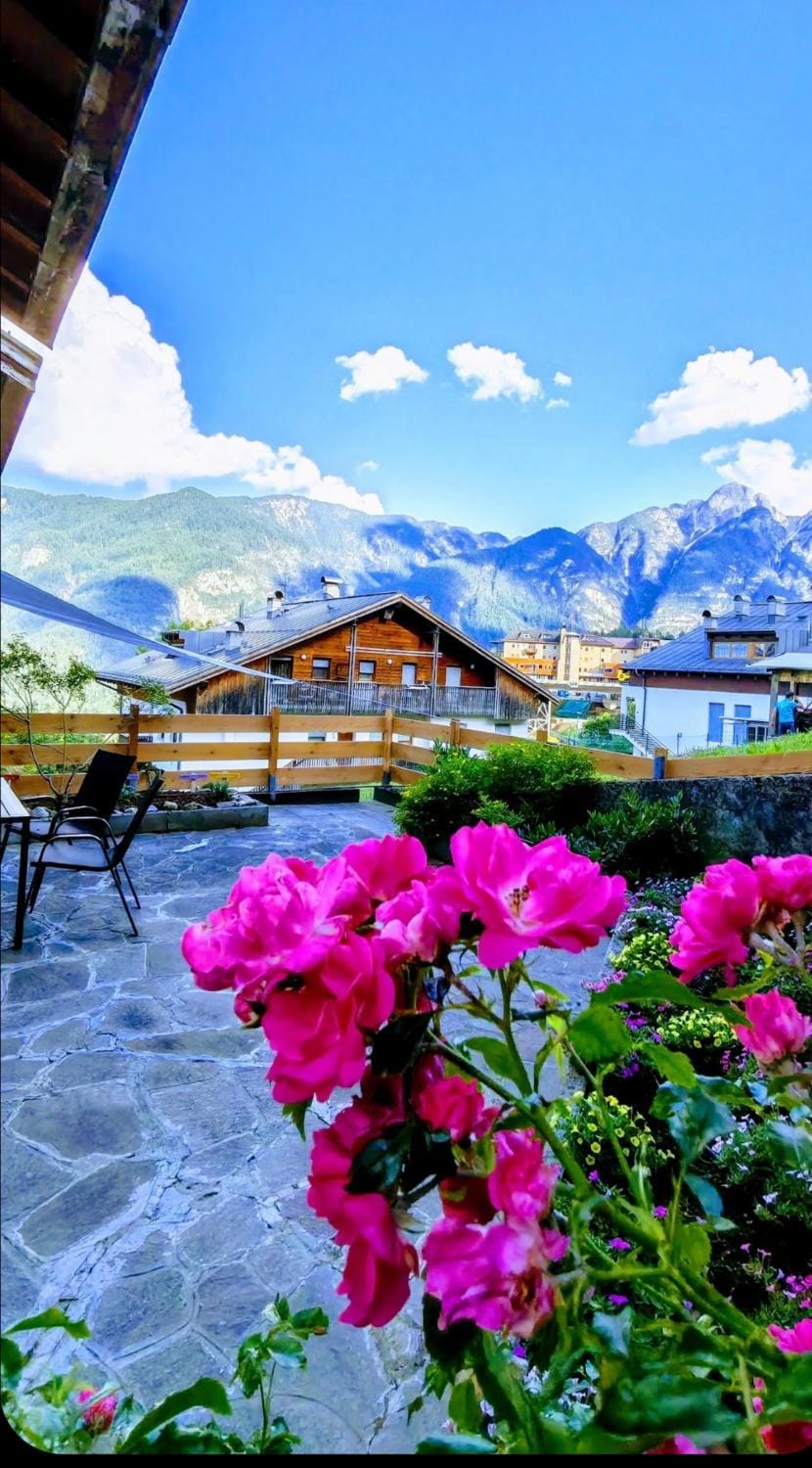 Property building, Day, Garden, View (from property/room), Balcony/Terrace, Mountain view