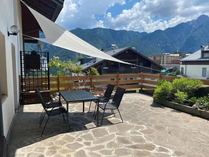 Property building, Spring, Day, Natural landscape, View (from property/room), Balcony/Terrace, Dining area, Mountain view