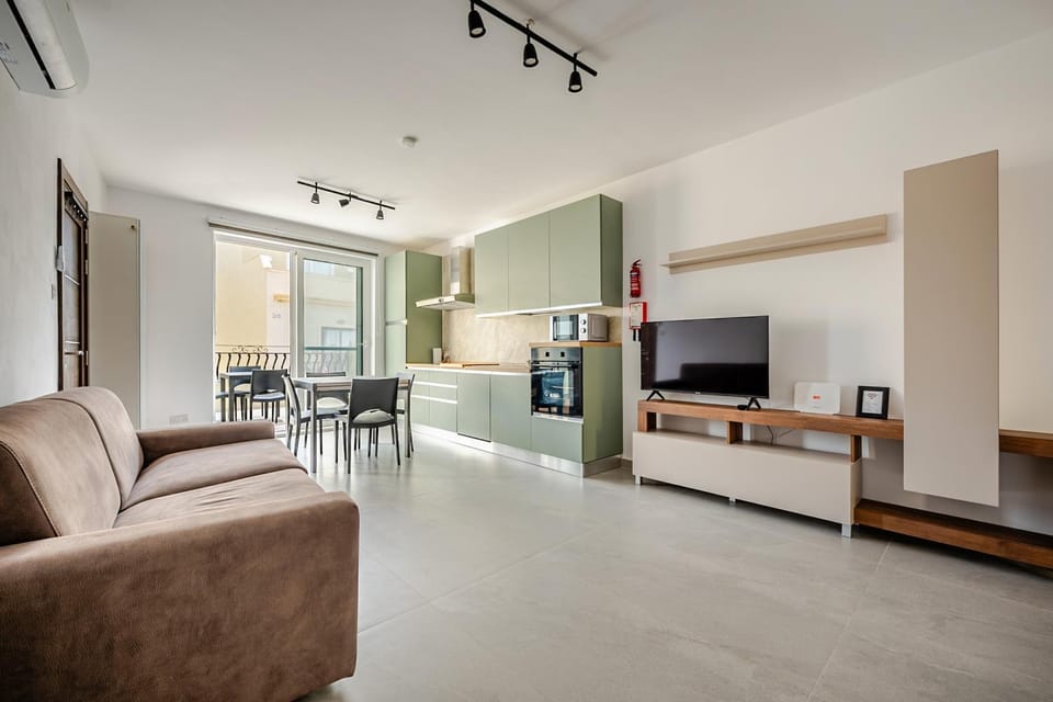 Communal lounge/ TV room, Kitchen or kitchenette, Dining area