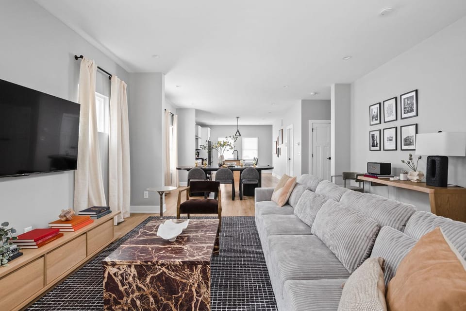 TV and multimedia, Living room, Seating area, Evening entertainment