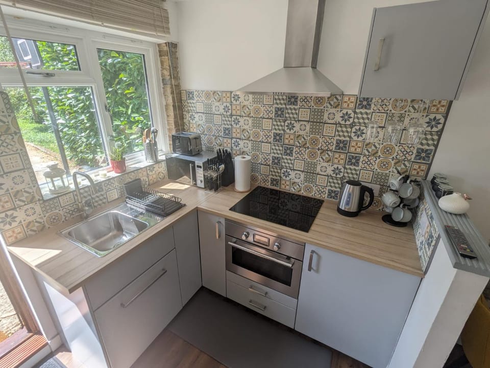 Coffee/tea facilities, Kitchen or kitchenette, oven, stove, toaster