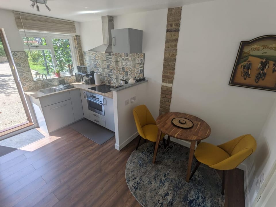 Coffee/tea facilities, Kitchen or kitchenette, Dining area, stove