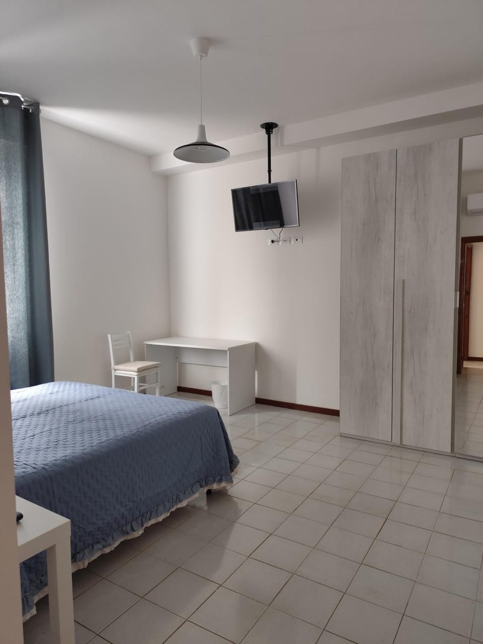 Bed, TV and multimedia, Photo of the whole room
