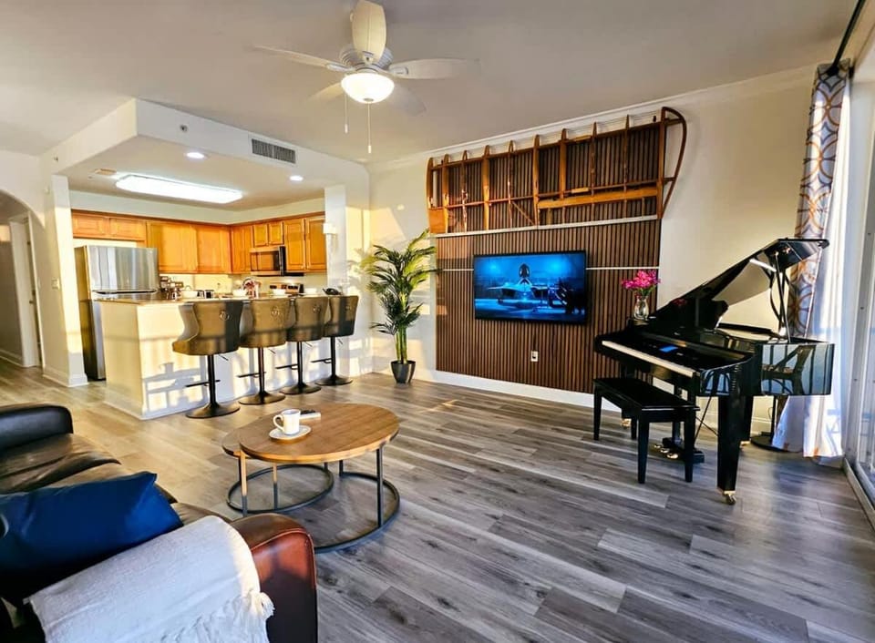 Stunning waterfront Views 1 mile to Disney 2 bath House in Orlando