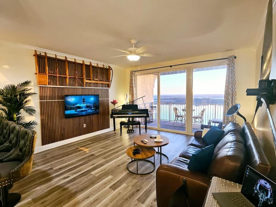 Stunning waterfront Views 1 mile to Disney 2 bath House in Orlando