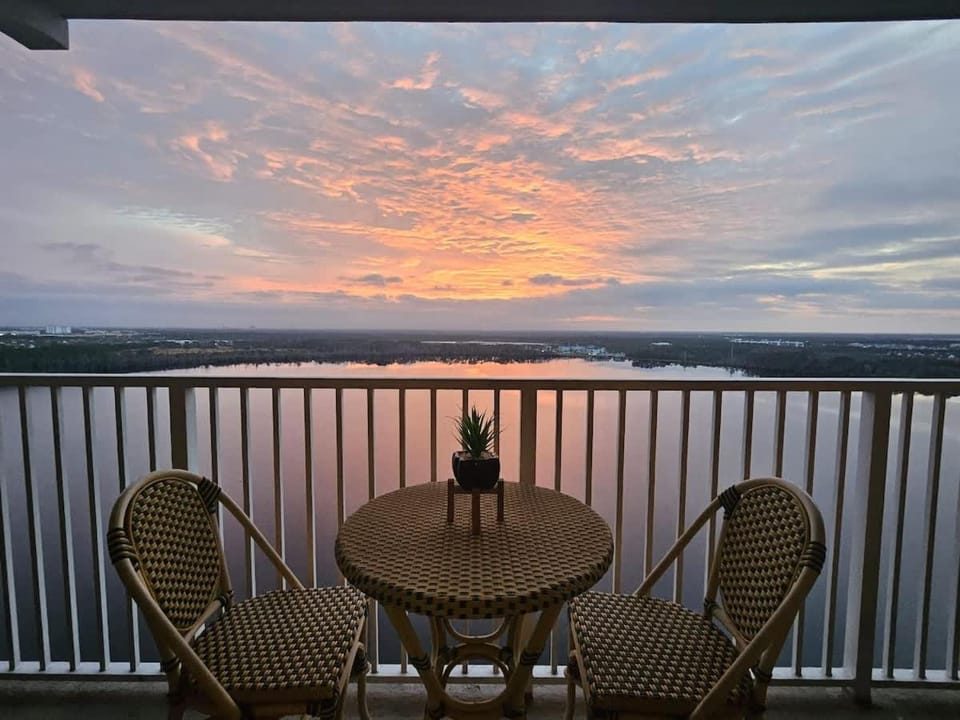 Stunning waterfront Views 1 mile to Disney 2 bath House in Orlando