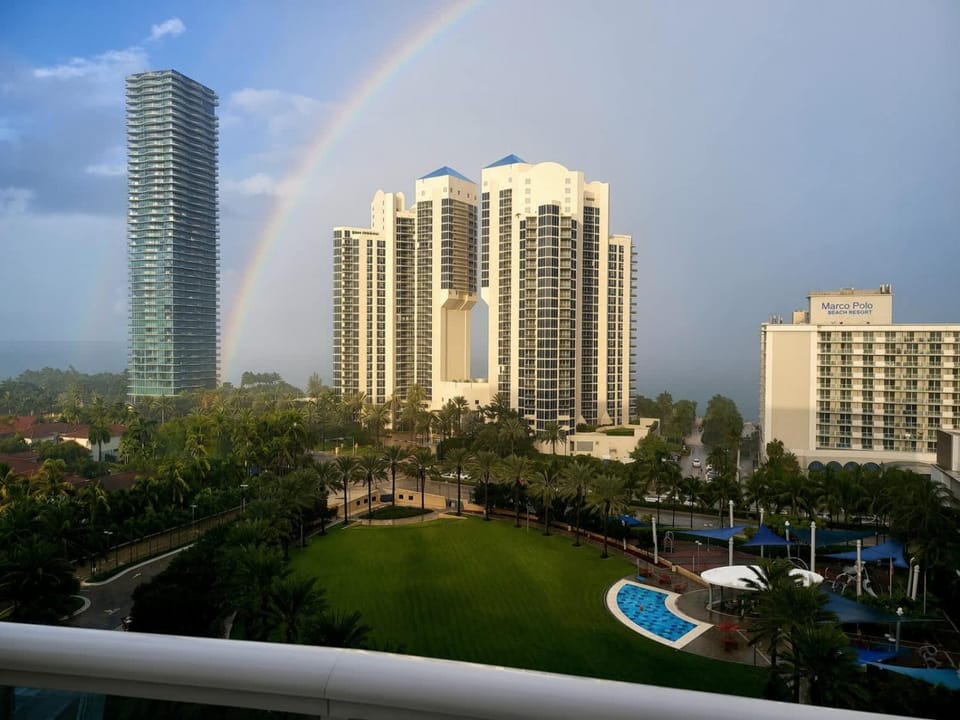 Luxury Beach & City View Condo 5 min walk to beach House in Sunny Isles Beach