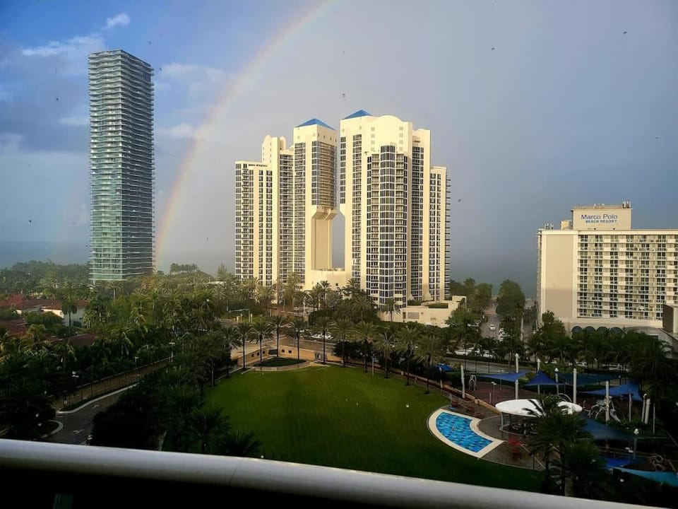 Luxury Beach & City View Condo 5 min walk to beach House in Sunny Isles Beach