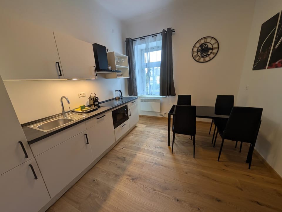 Kitchen or kitchenette, Dining area, stove