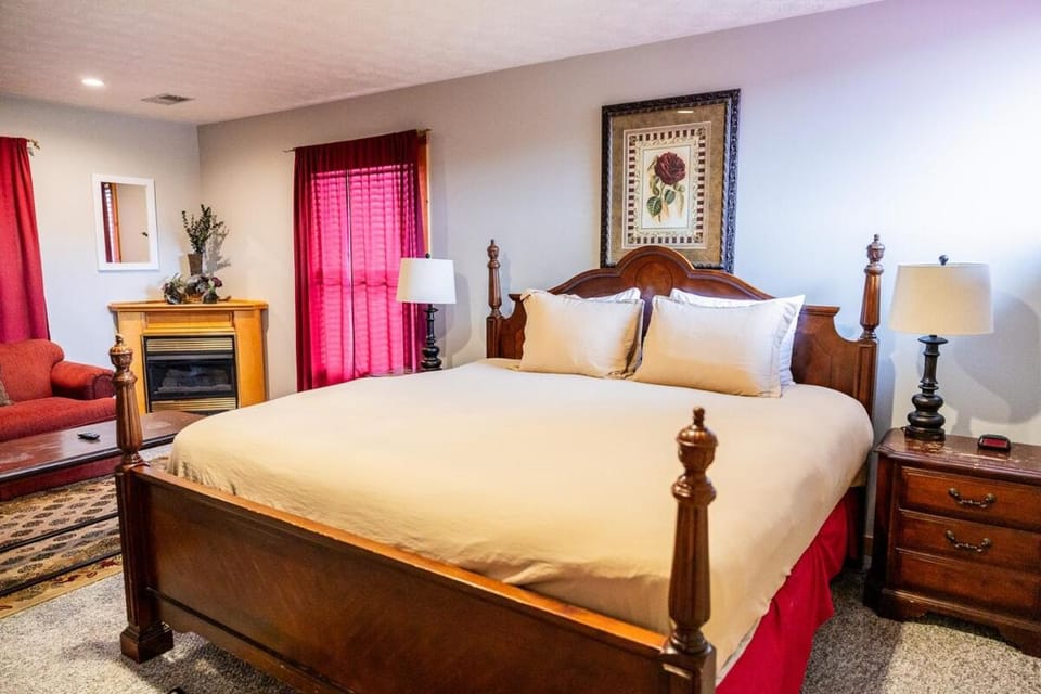 Riverside Cabin with Mountain View, Hot tub and Gameroom Cabin in Sevier County