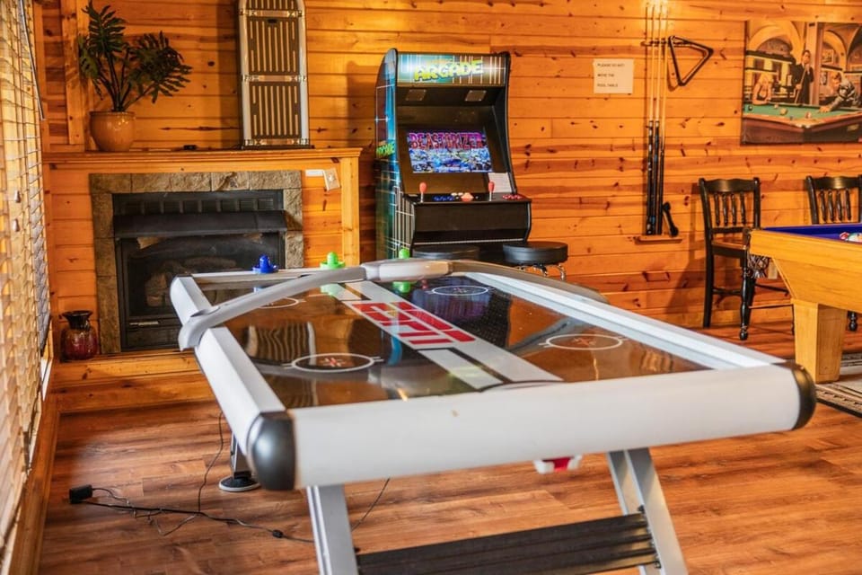 Riverside Cabin with Mountain View, Hot tub and Gameroom Cabin in Sevier County