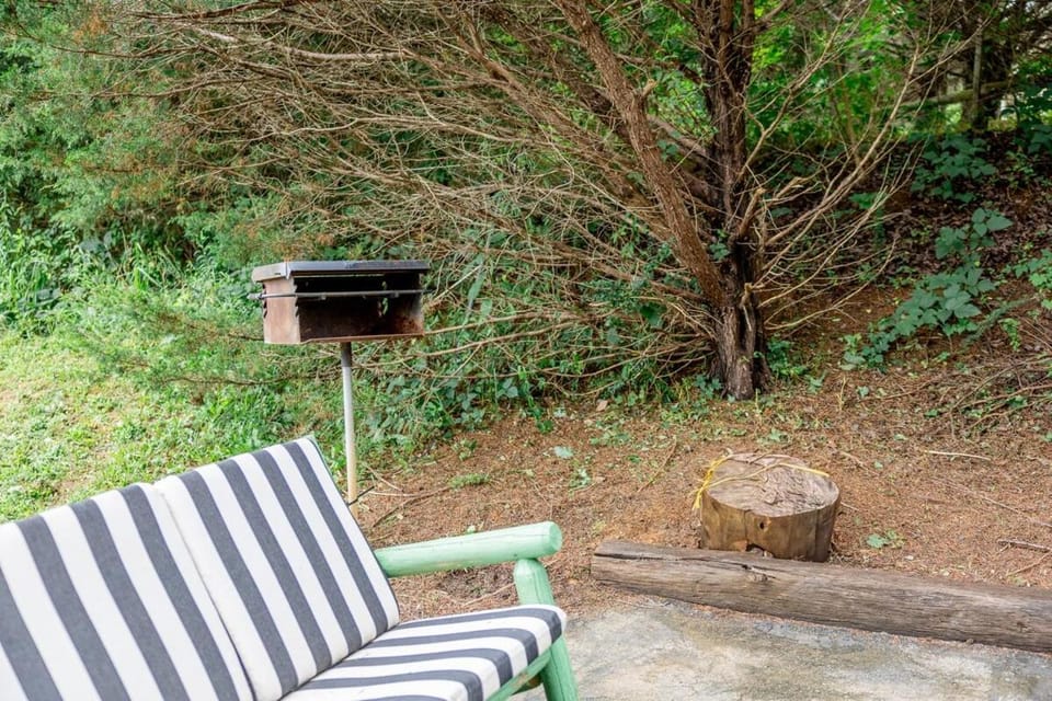 Riverside Cabin with Mountain View, Hot tub and Gameroom Cabin in Sevier County